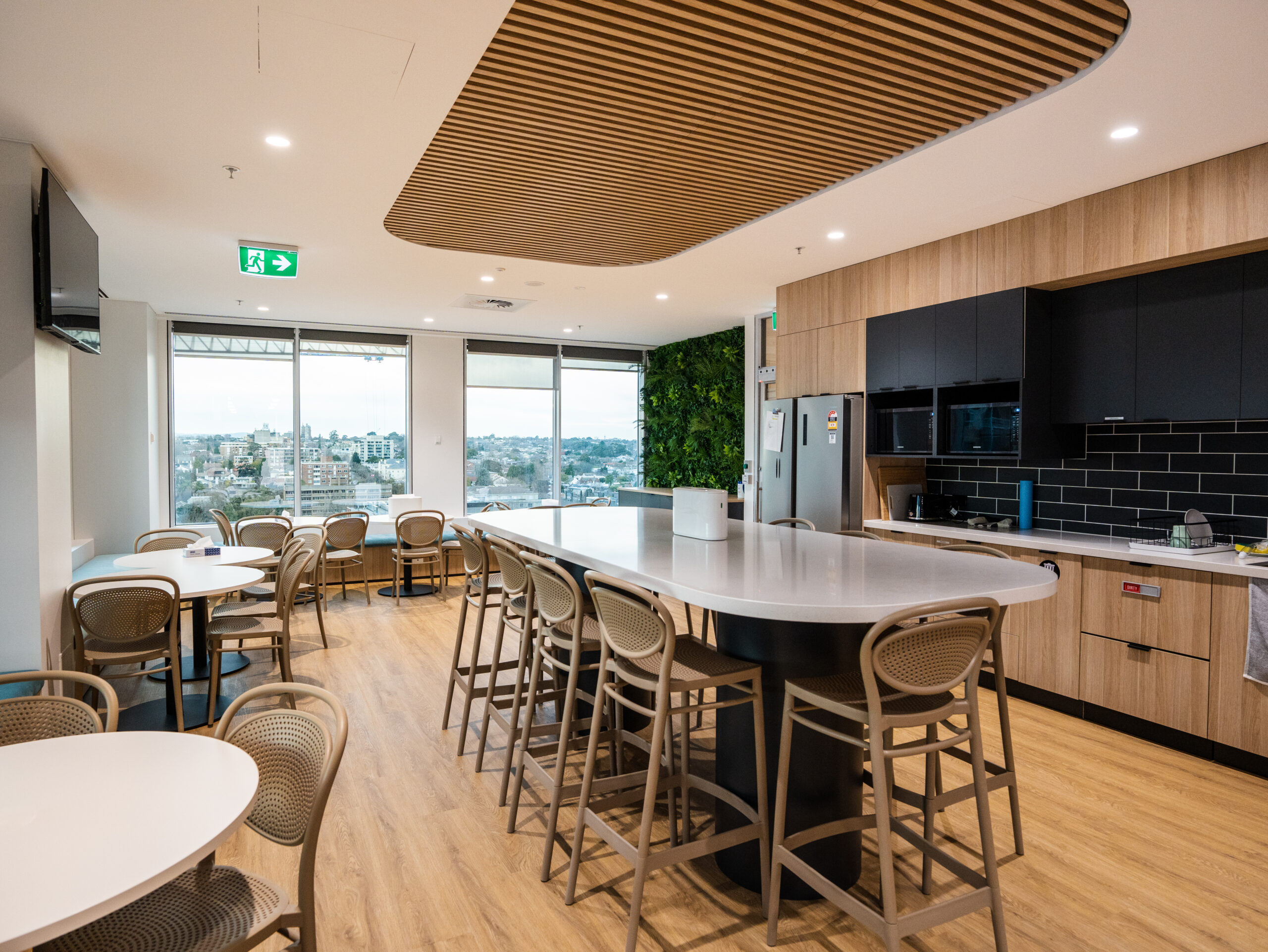Medpace well-lit kitchen area: maximise natural lights to create a relaxing and welcoming environment for employees to relax during breaks - a project by Office Vision